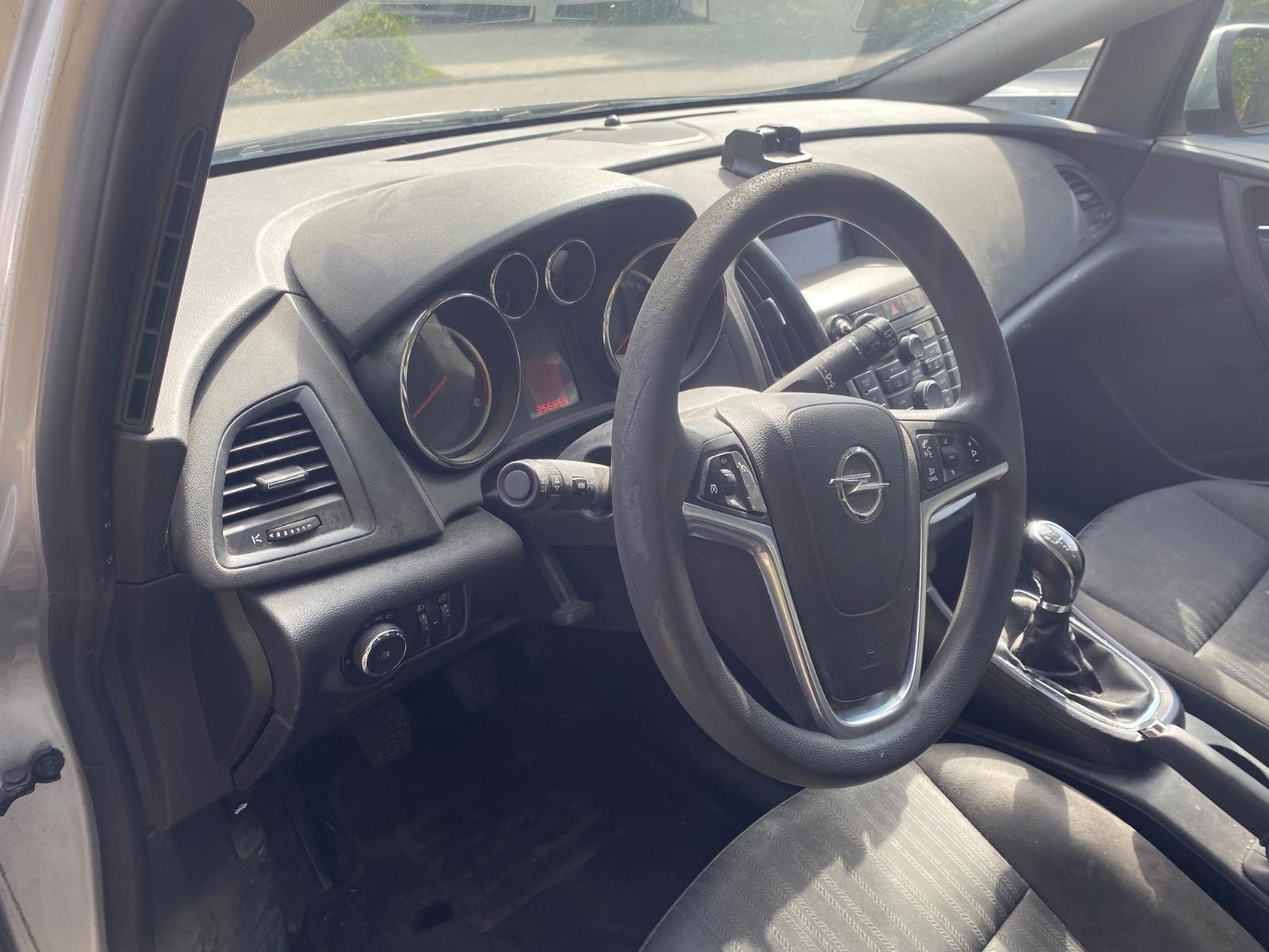 Opel Astra 2011 — photo 9