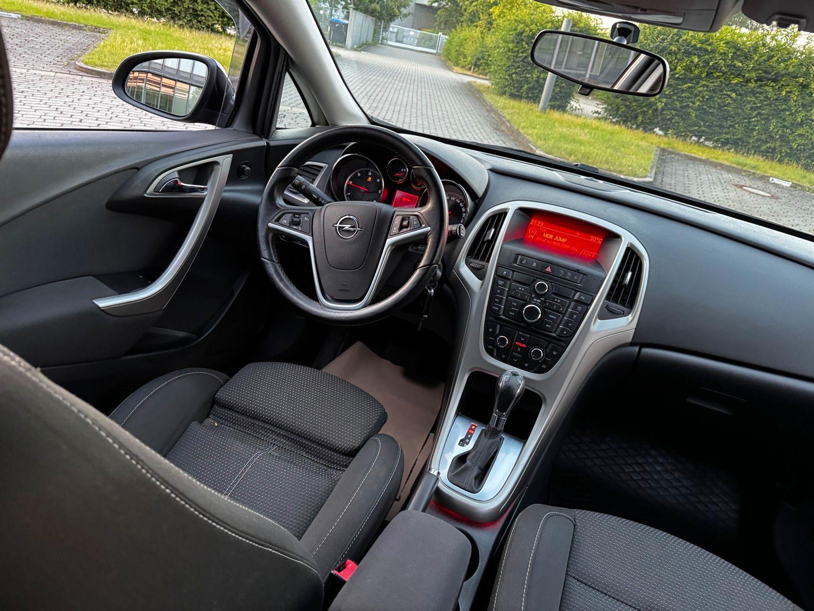 Opel Astra 2012 — photo 14
