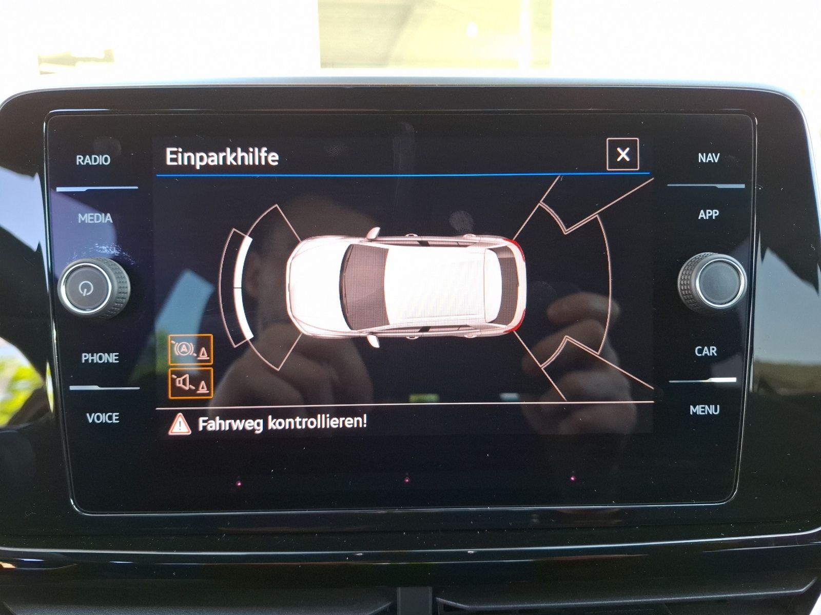 Fahrzeugabbildung Volkswagen T-Roc TSI R-Line Matrix Navi AID Park-Assist SH