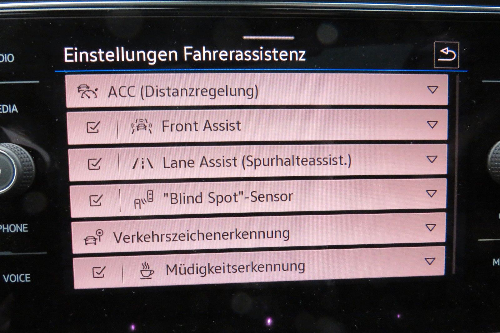 Fahrzeugabbildung Volkswagen T-Roc Sport R-LINE PANO 18`LED NAVI APP 1.HD