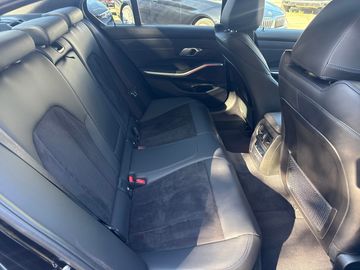 BMW 330e xDrive Limousine M Sportpaket HiFi DAB LED