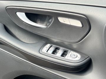 Mercedes V 220 - 12