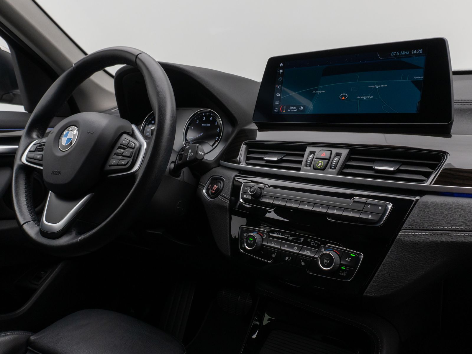 Fahrzeugabbildung BMW X1 sD20i xLine Kamera HUD DAB HiFi AHK Sport 18"