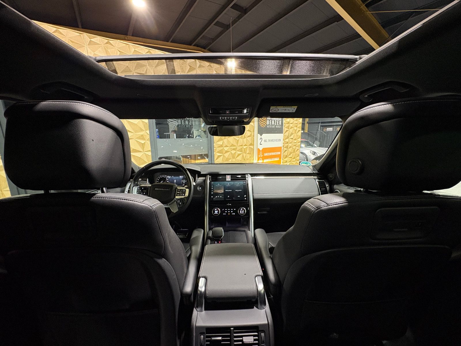 Fahrzeugabbildung Land Rover Discovery 5 R-Dynamic SE AWD/7-SITZER/360''KAM