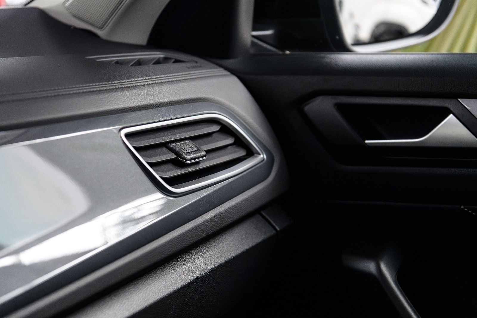Fahrzeugabbildung Volkswagen T-Roc Style+LED+AHK+ACC+SHZ+GJR+APPCONNECT