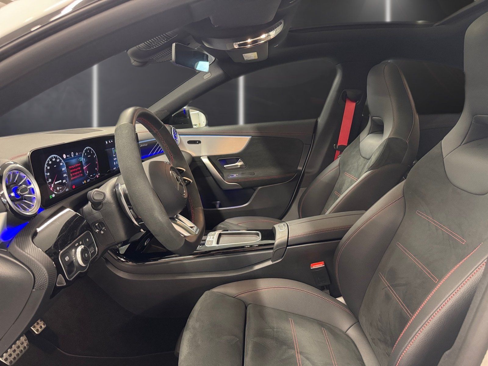 Fahrzeugabbildung Mercedes-Benz CLA 35 4M AMG*Pano*Aero*Distr*Mbeam*19"*360*Nght