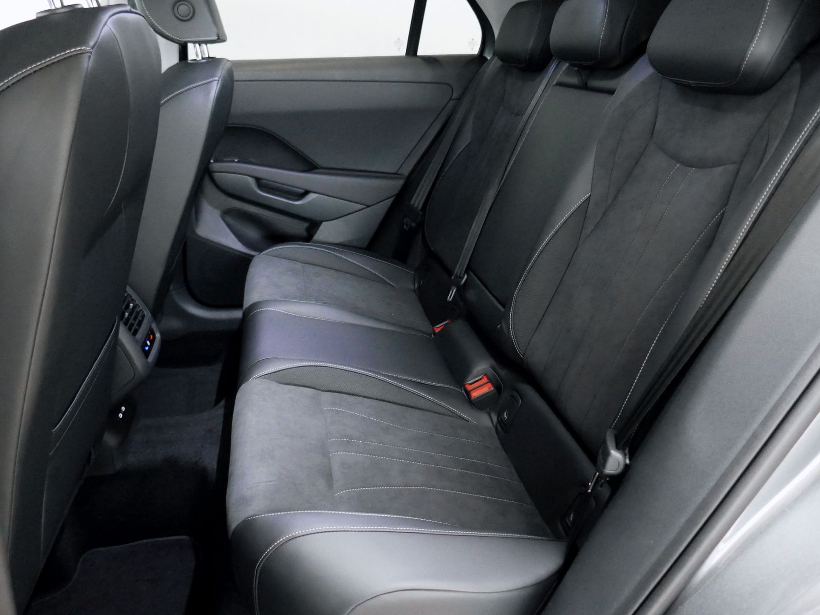 Fahrzeugabbildung Volkswagen T-Roc Style 1.5 eTSI DSG | LED AHK RFK ACC Navi