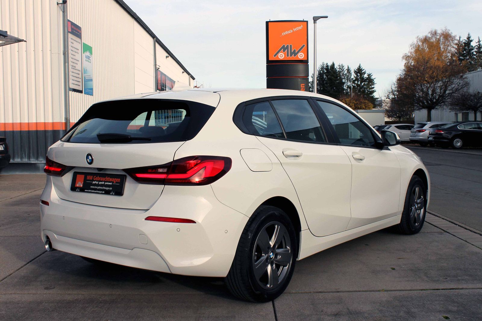 Fahrzeugabbildung BMW 118i Advantage Steptr. Temp. PDC KAM NAV LED SHZ