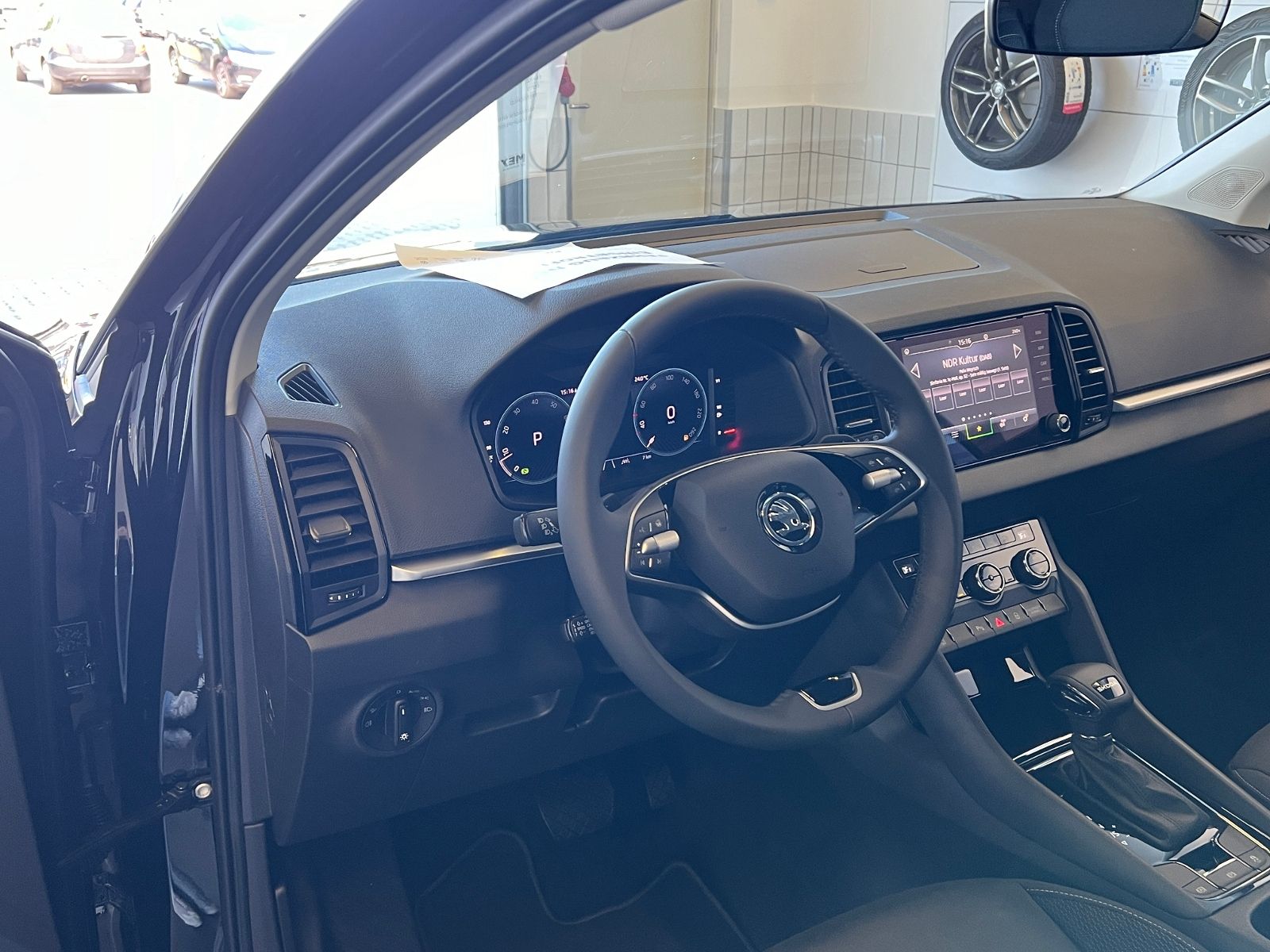 Fahrzeugabbildung SKODA Karoq DRIVE 1.5 TSI DSG *AHK, ACC, LED, Virtual