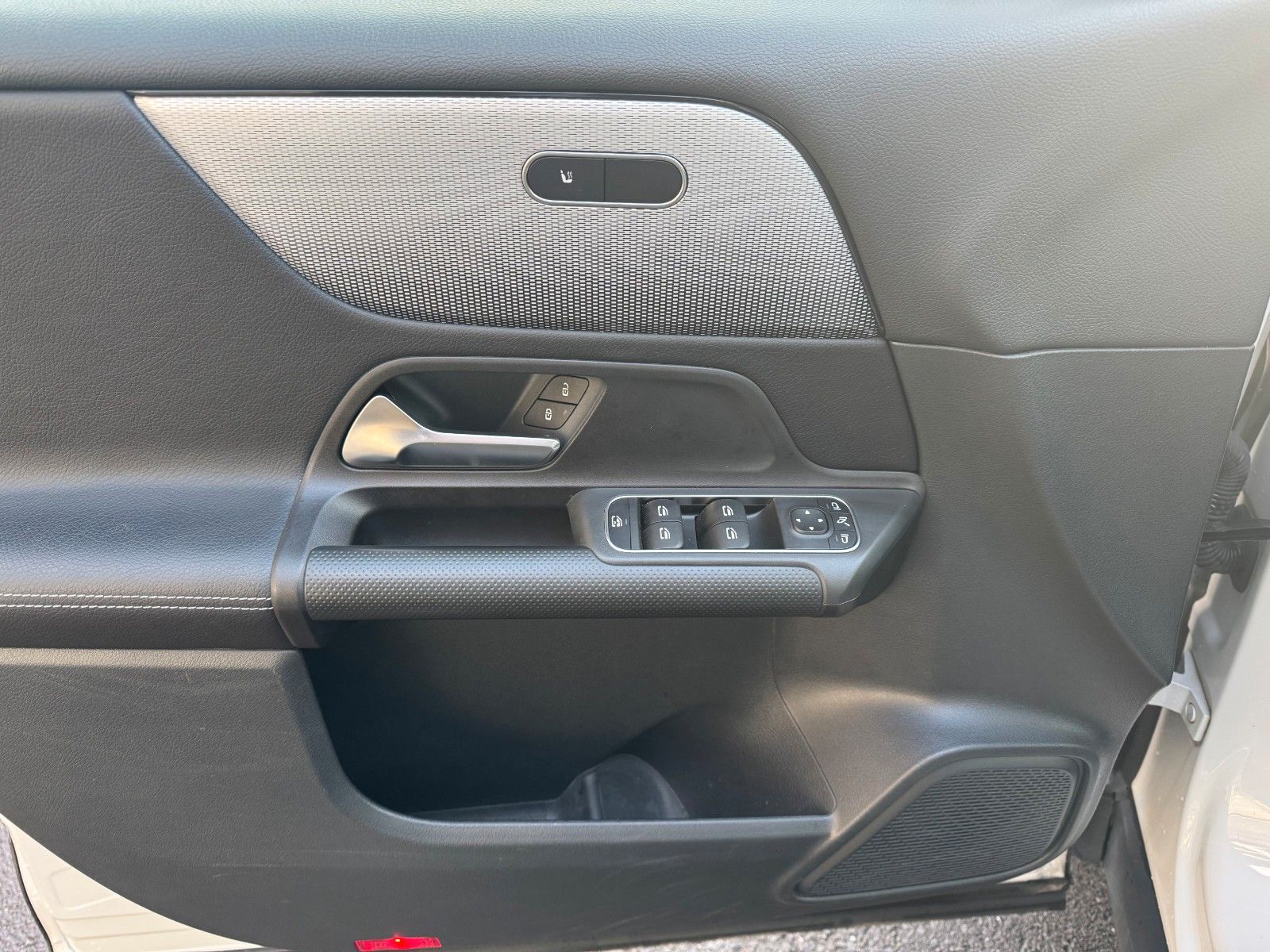 Fahrzeugabbildung Mercedes-Benz GLB 200 4M Style+StandH+Distr+RKamera+Augment