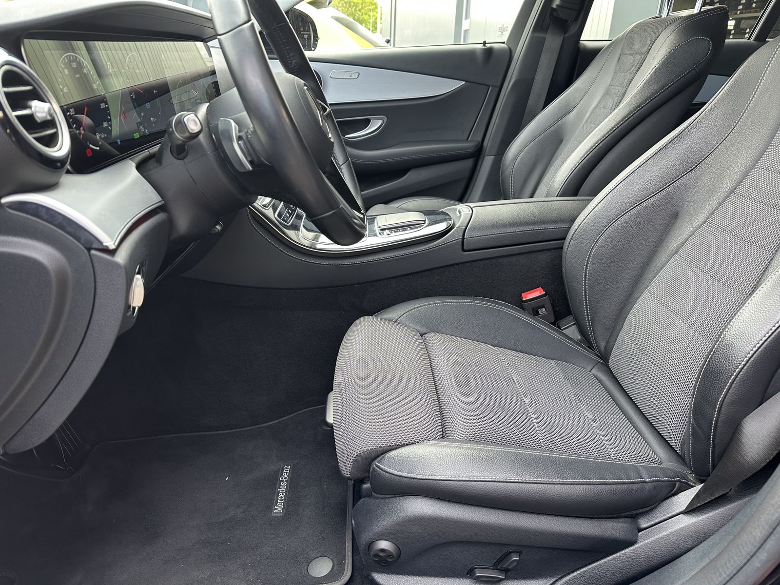 Fahrzeugabbildung Mercedes-Benz E 300e T Avantgarde NAV+LED+KAMERA+SHZ+VCOCKPIT