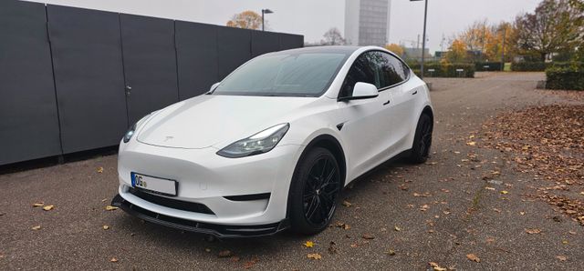 Tesla Model Y m. AHK & Zub. | Garantie | 29.999€ netto