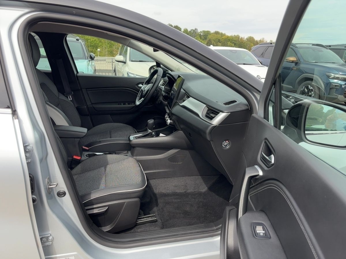 Fahrzeugabbildung Renault Captur TECHNO TCe 140 EDC Kamera SHZ - mit KI generiert/bearbeitet