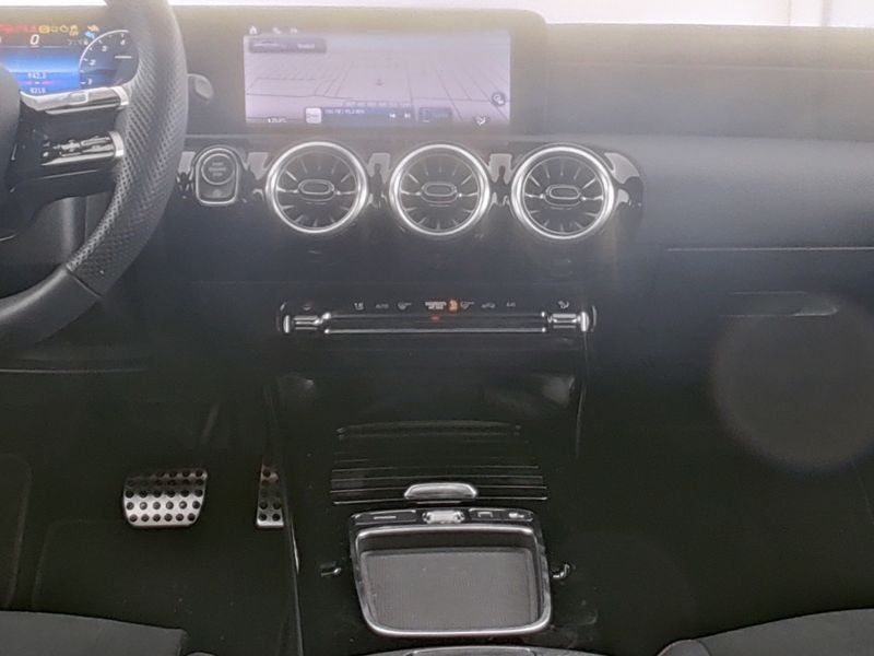 Fahrzeugabbildung Mercedes-Benz CLA 200 AMG*KEYLESS*KAM*AMBIENTEBEL*APPLE-CARPLA