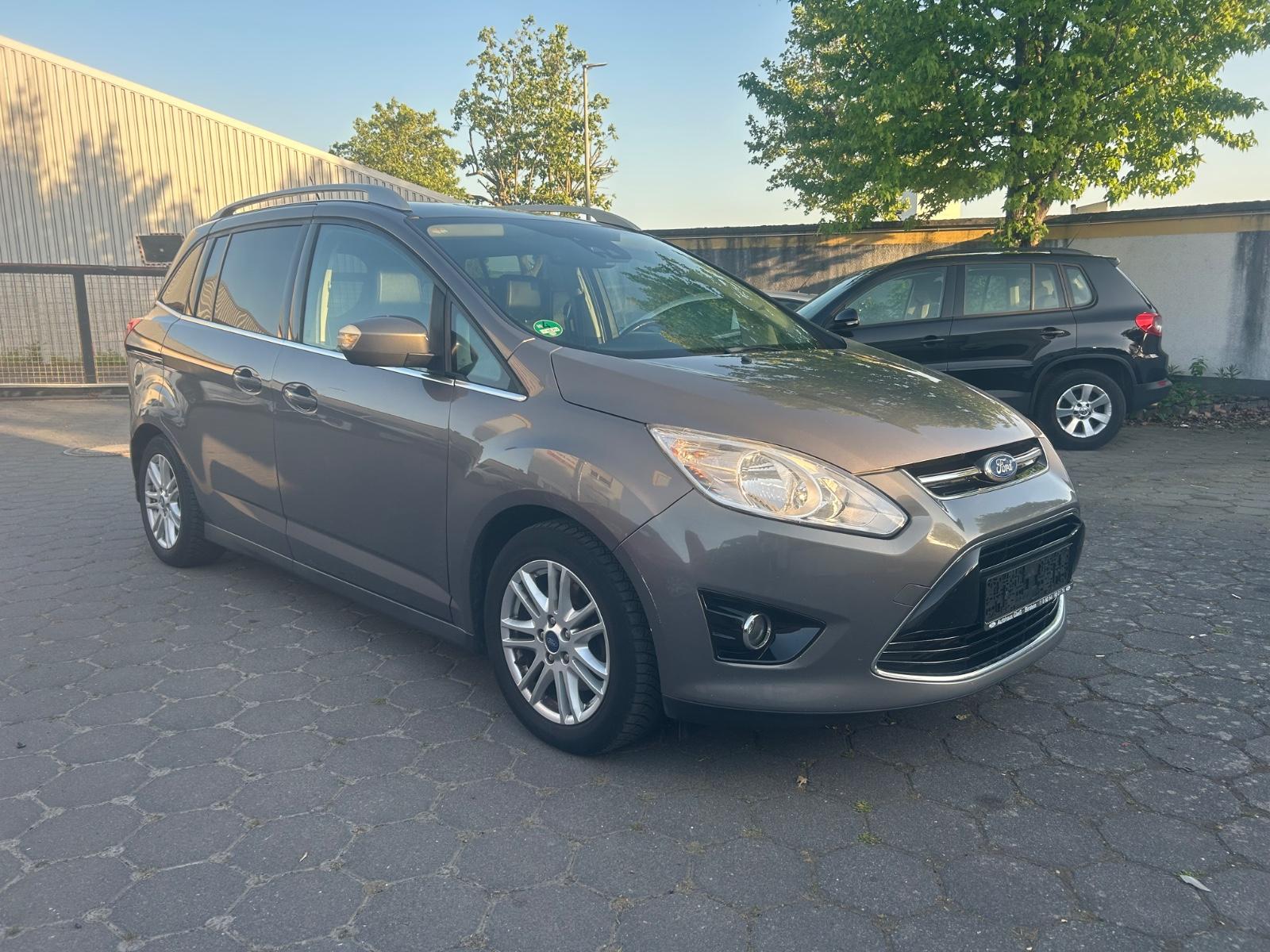 Ford Grand C-Max Titanium / Automatik