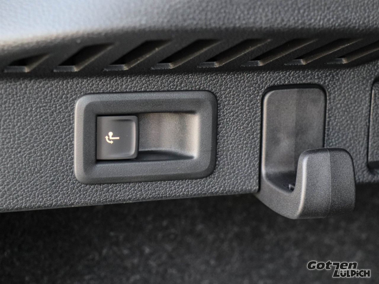 Fahrzeugabbildung SKODA Kamiq Edition 130 Jahre 1,0TSI DSG AHK PDC LED