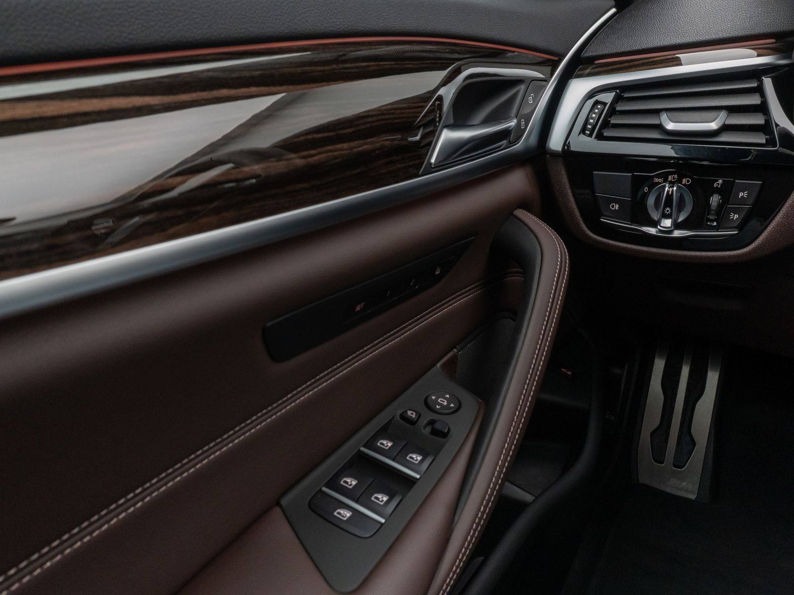 Fahrzeugabbildung BMW 540i xD M Sport Glasdach Kamera DAB H/K Massage