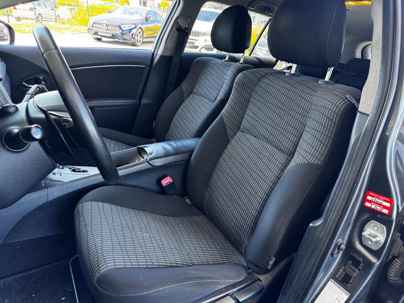 Toyota Avensis 2011 — photo 10