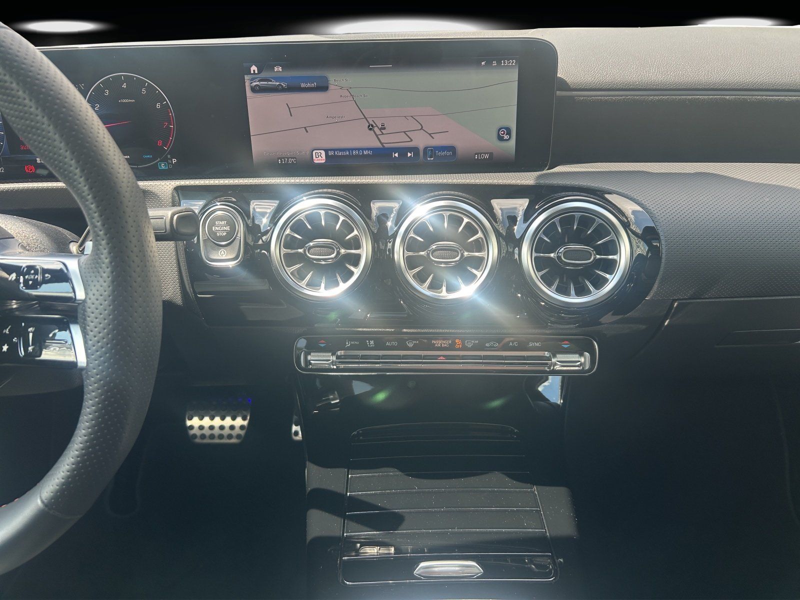 Fahrzeugabbildung Mercedes-Benz A200 Limo AMG Prem DISTR Pano AHK Memo LED KeyGo