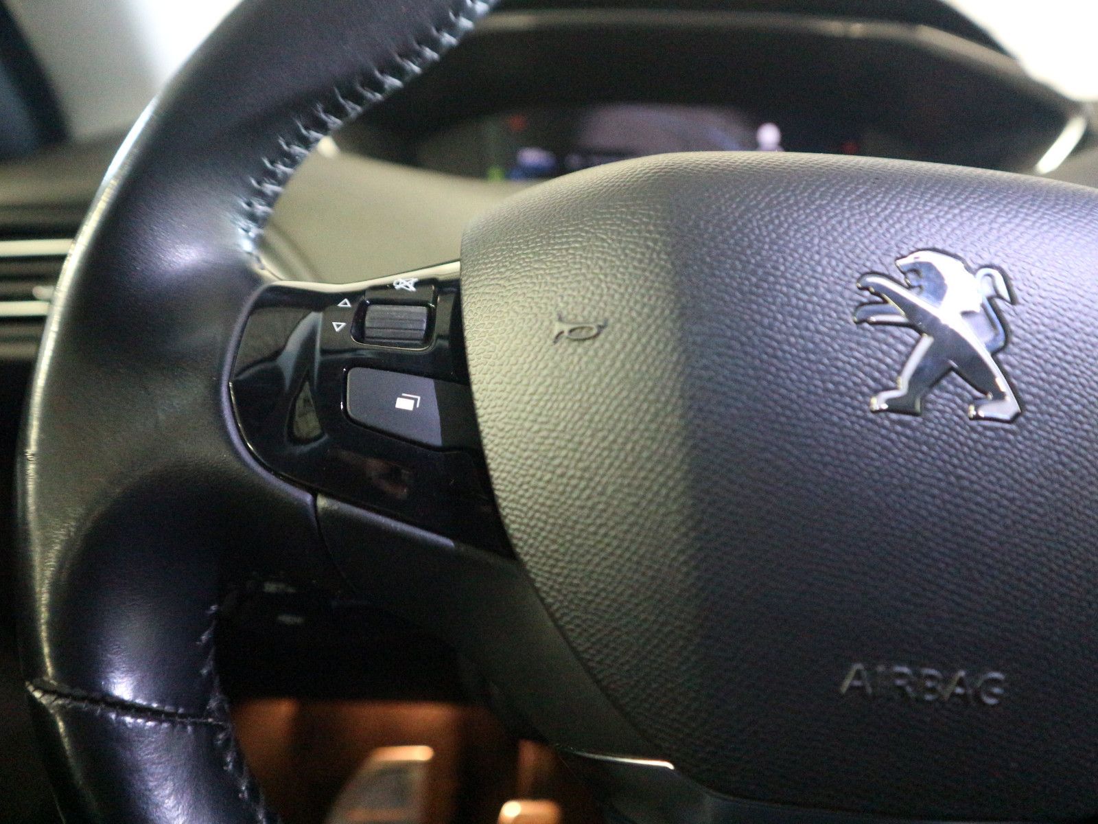 Fahrzeugabbildung Peugeot 308 SW Allure Pack ACC AHK Blis Nav Kam SHZ LED