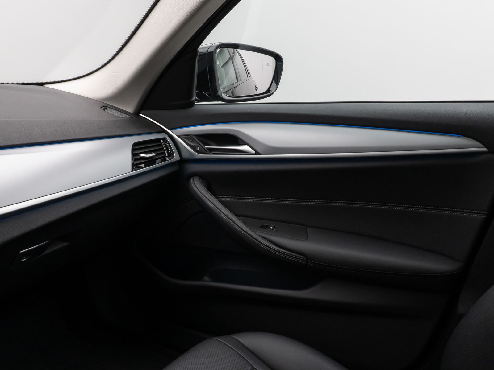 Fahrzeugabbildung BMW 530e Kamera DAB WLAN CockPitPro ACC Alarm LED