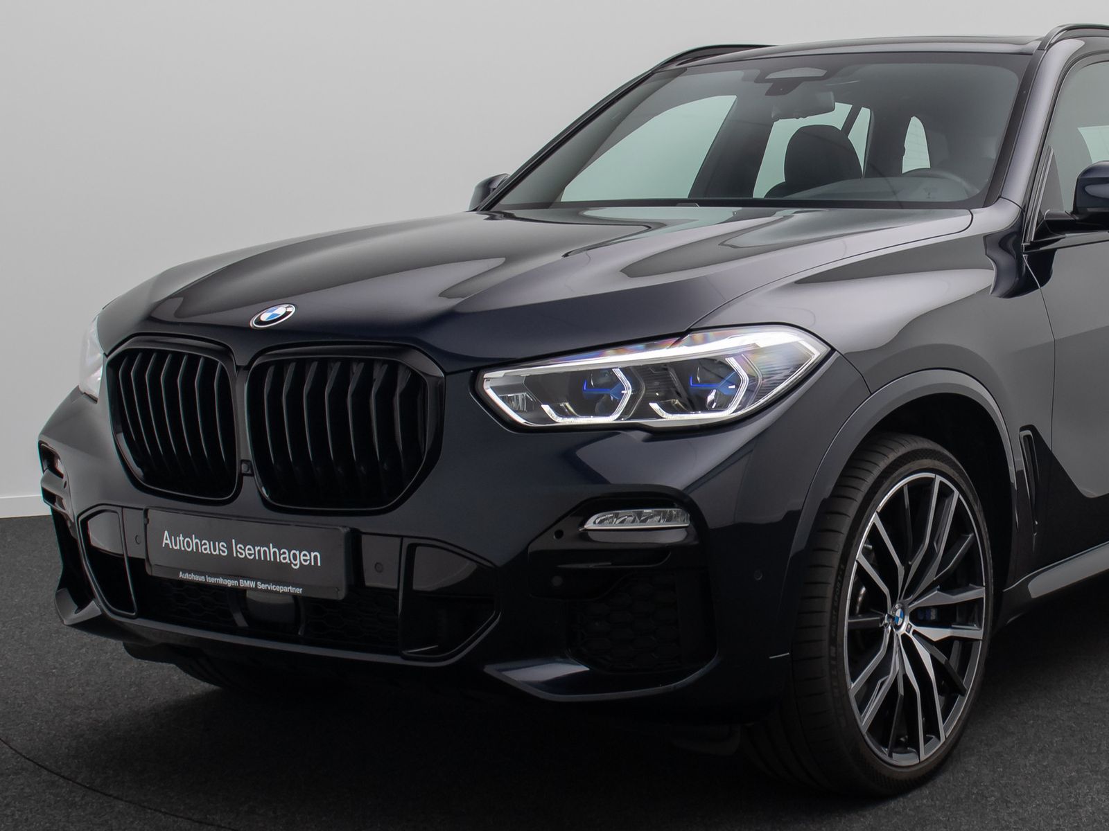 Fahrzeugabbildung BMW X5 M50i Panorama Laser Kamera HUD H/K AHK 22Zoll