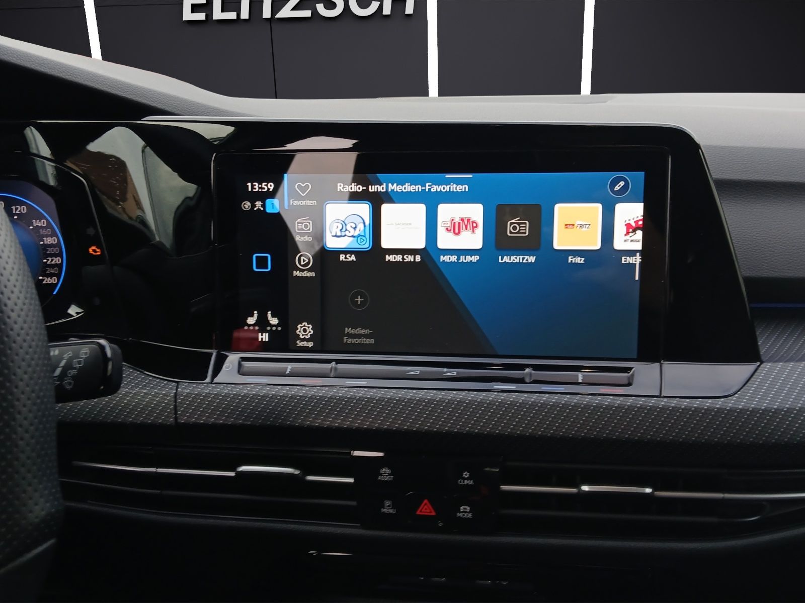Fahrzeugabbildung Volkswagen Golf VIII Variant TSI R-Line LED AHK Navi AID AC