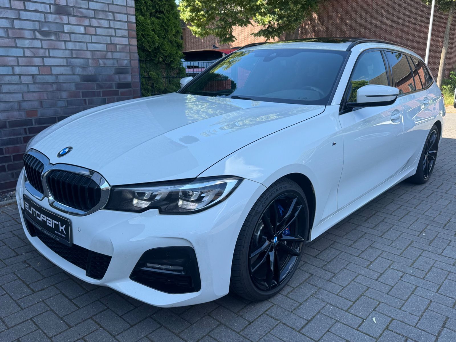 BMW 330d T M Sport Panorma* Shadow*AHK*AG+*DA*19"