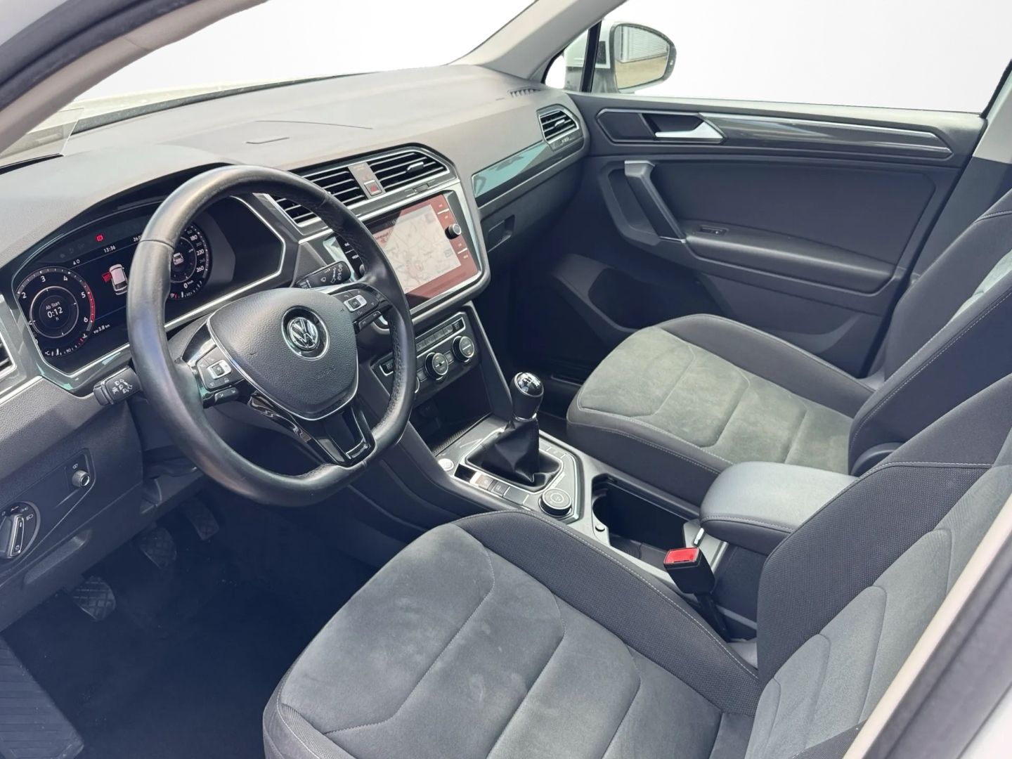Tiguan 2.0 TDI 4MOTION R-LINE *PANO*LED*NAVI*