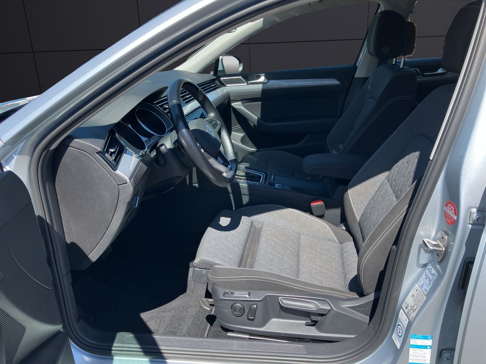 Fahrzeugabbildung Volkswagen Passat Variant TDI Business DSG LED AHK Navi ACC