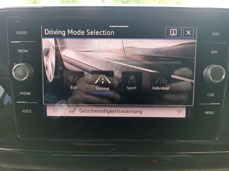 Fahrzeugabbildung Volkswagen T-Roc 1.5 TSI DSG R-Line Black Style