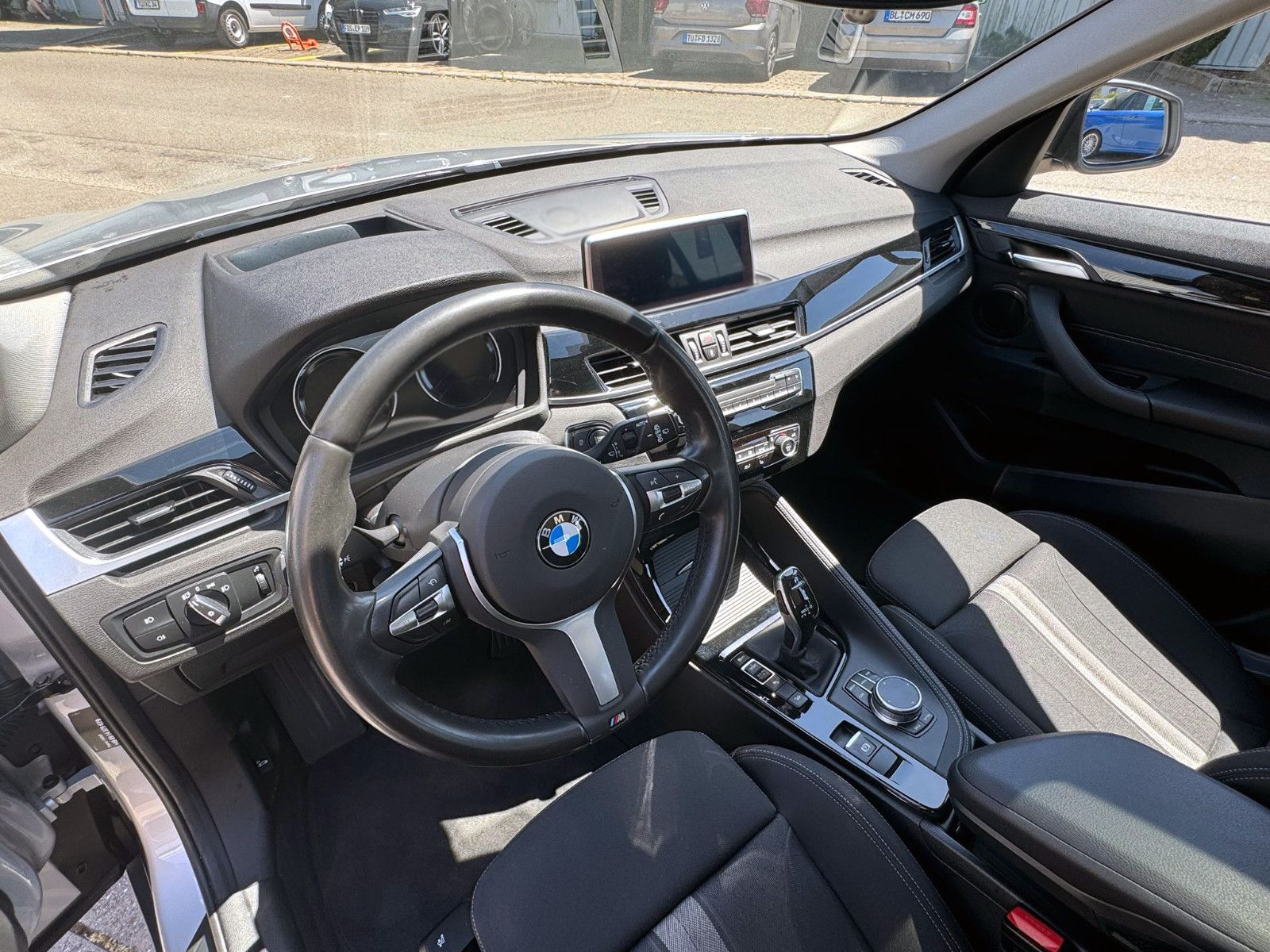 Fahrzeugabbildung BMW X1 xDrive 20i Sport-Line Temp. HUD PANO KAM PDC