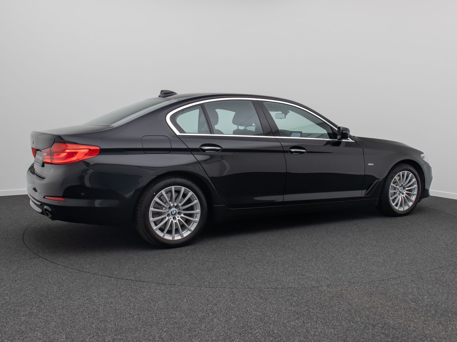Fahrzeugabbildung BMW 530d Sport Line ACC Kamera HUD HiFi DisplayKey