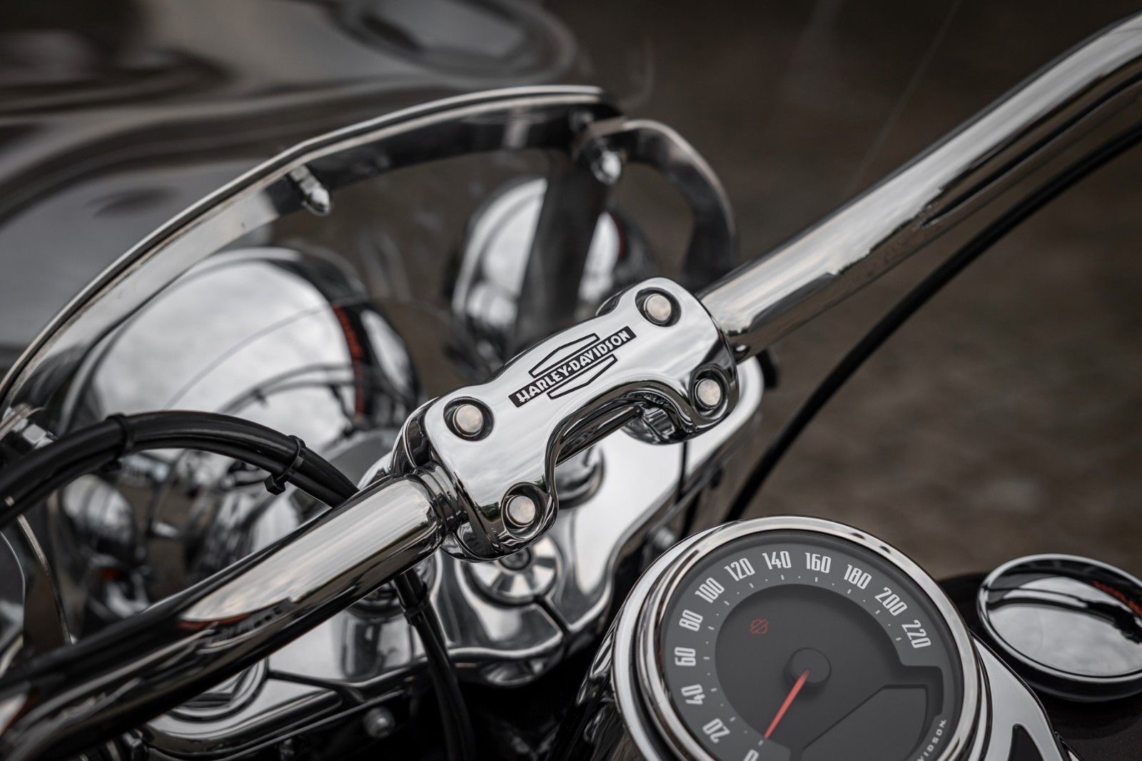 Fahrzeugabbildung Harley-Davidson SOFTAIL DELUXE FLDE - JEKILL & HYDE - NEUWERTIG