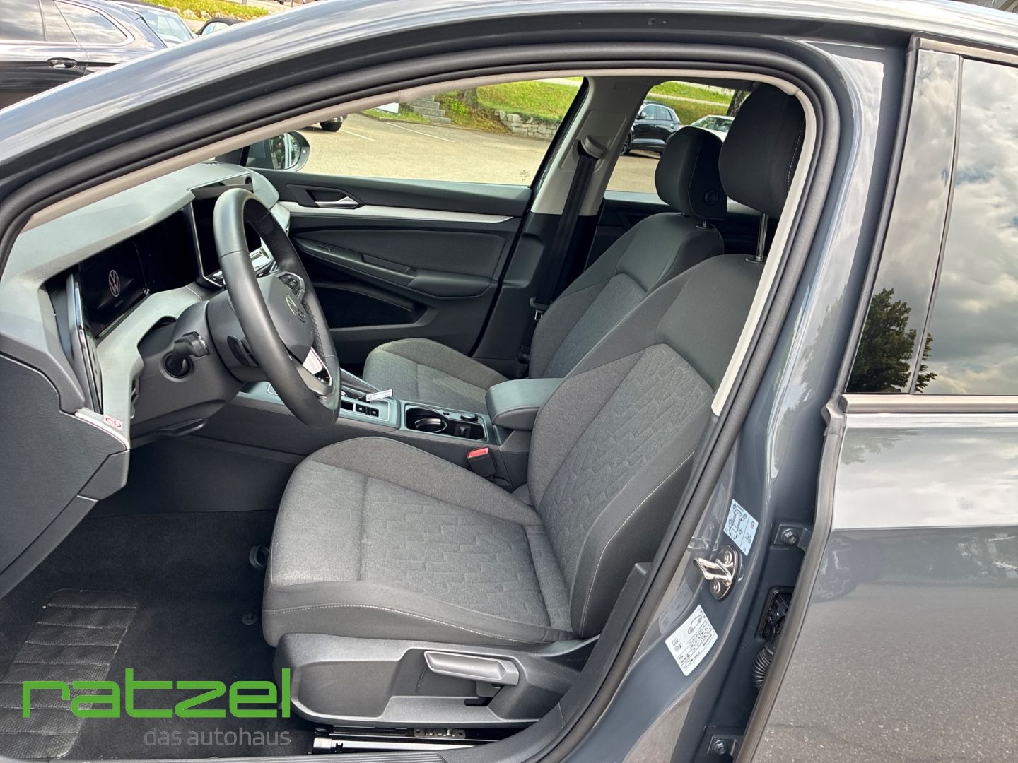 Fahrzeugabbildung Volkswagen Golf 1.5 VIII Life DSG Digitales Cockpit LED ACC