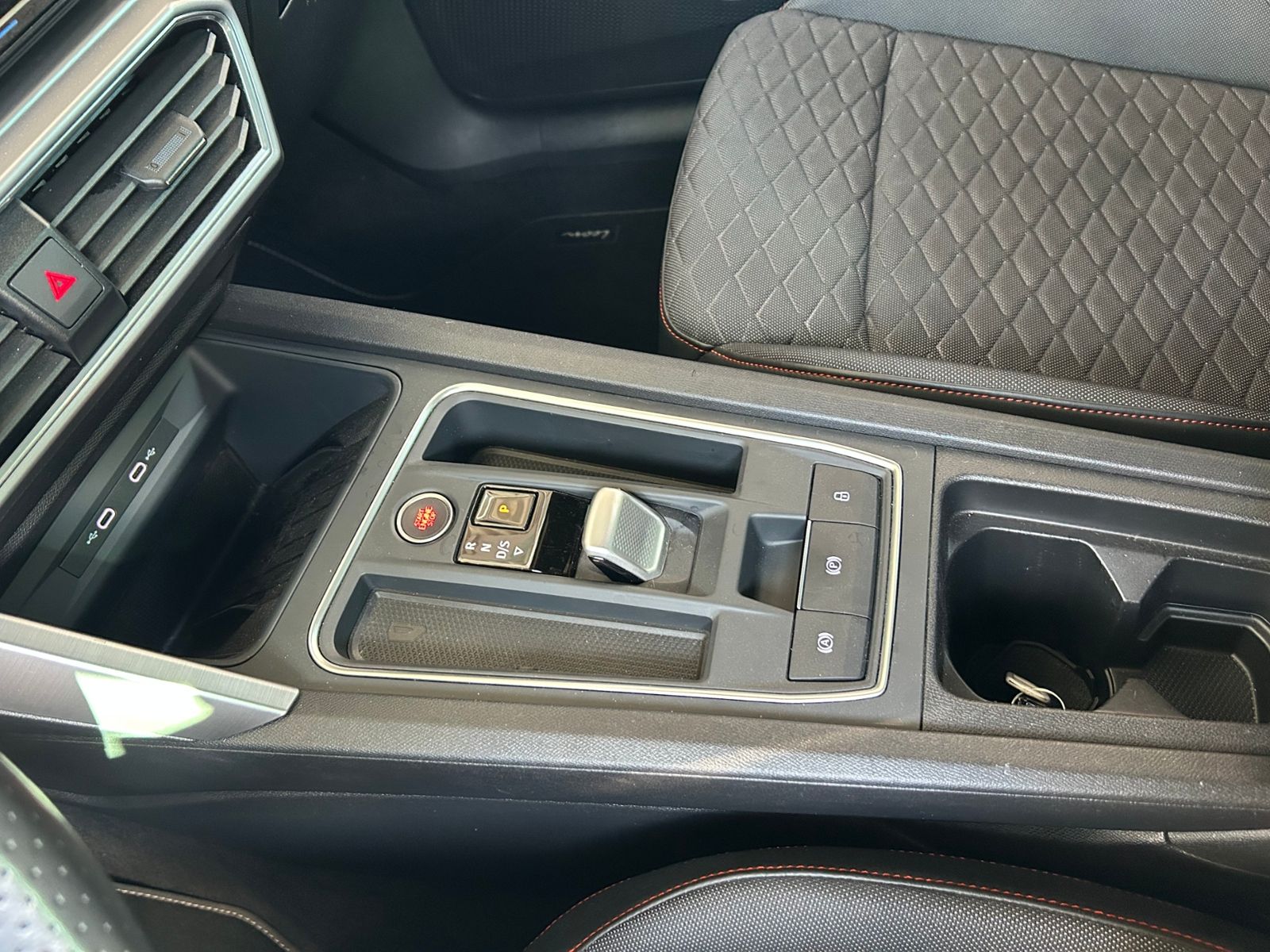 Fahrzeugabbildung SEAT Leon Sportstourer FR e-Hybrid LED NAVI ALU