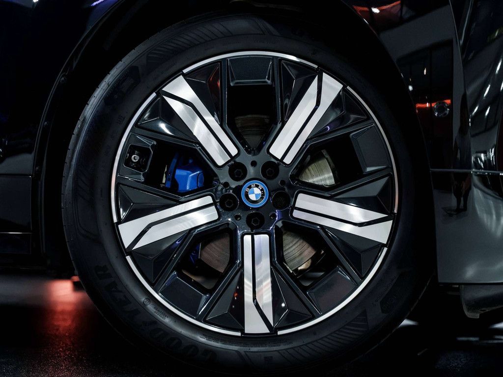 BMW iX xDrive40 - 21" - Driving Assist Pro - 360° - imagem 2