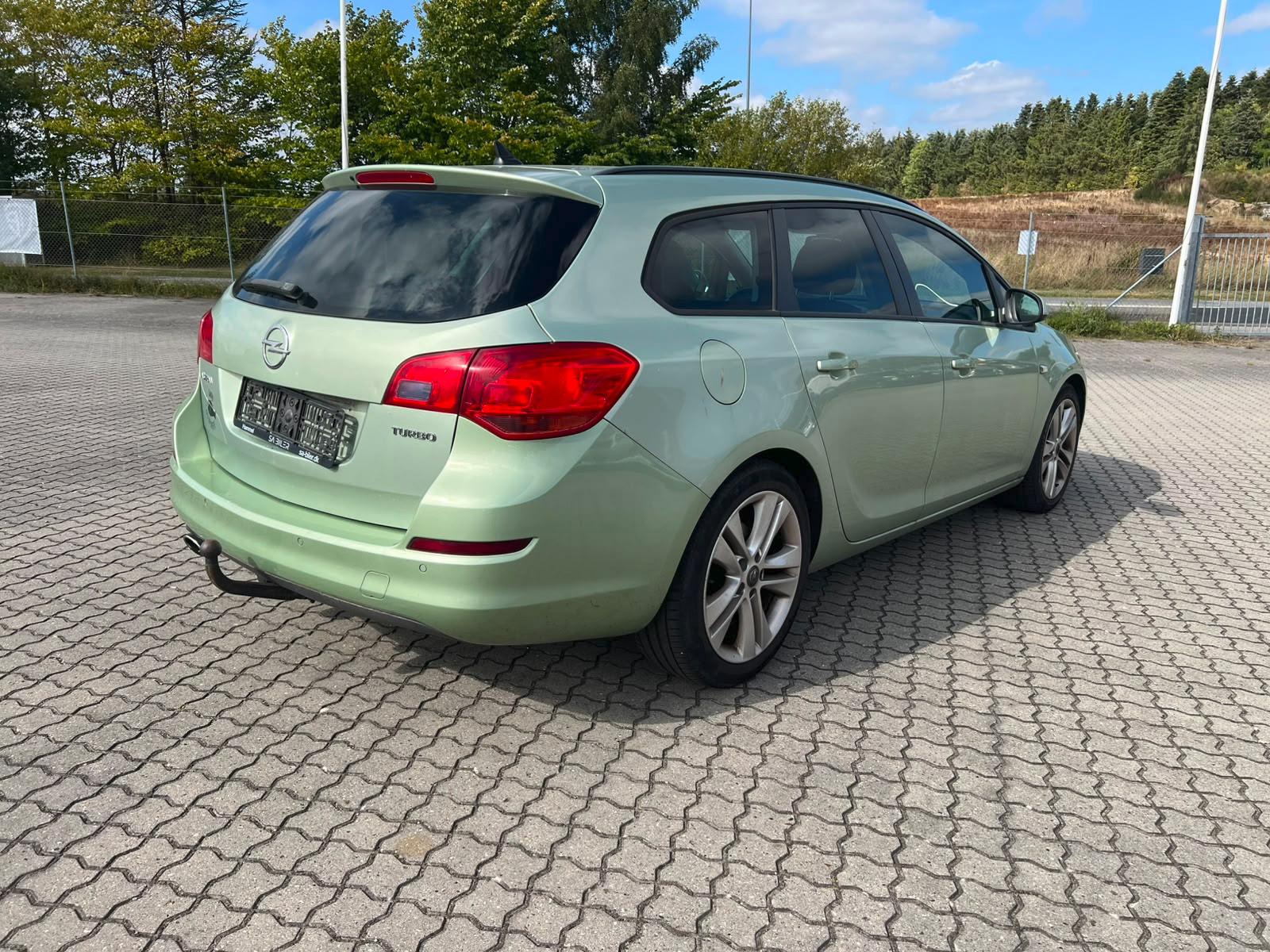 Opel Astra 2011 — photo 7