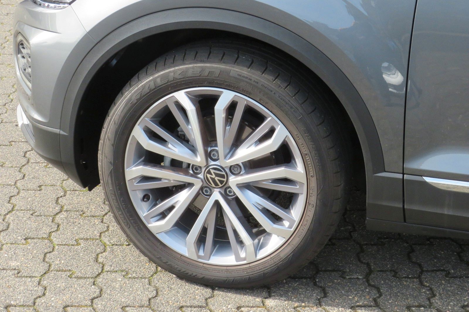 Fahrzeugabbildung Volkswagen T-Roc SPORT/R-LINE ACC KAMERA SITZH. 18`NAVI 1H