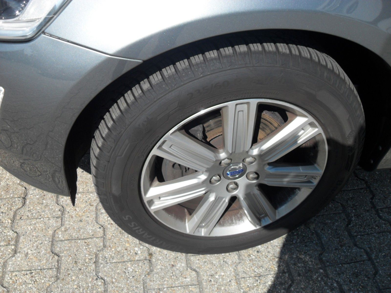 Fahrzeugabbildung Volvo XC 60 2.0 Automatik - Momentum 2WD