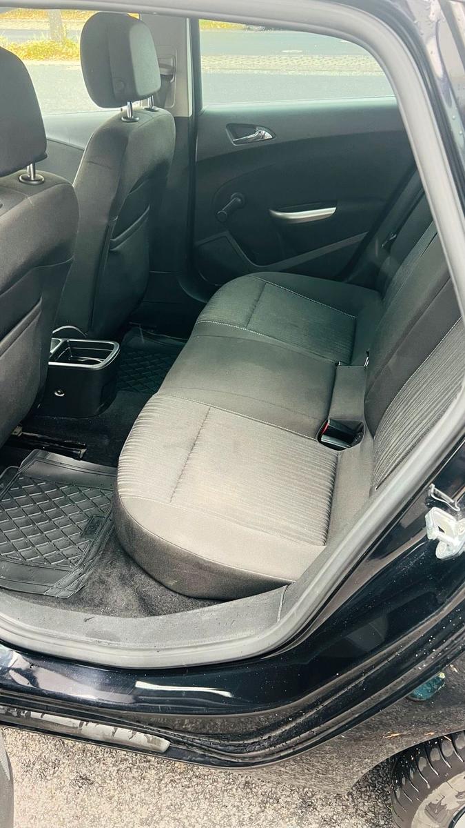 Opel Astra 2011 — photo 9