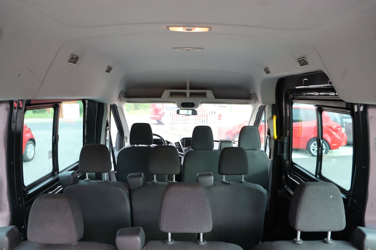 Fahrzeugabbildung Ford Transit 9-Sitzer * Rückfahrk. * Anhängerk.
