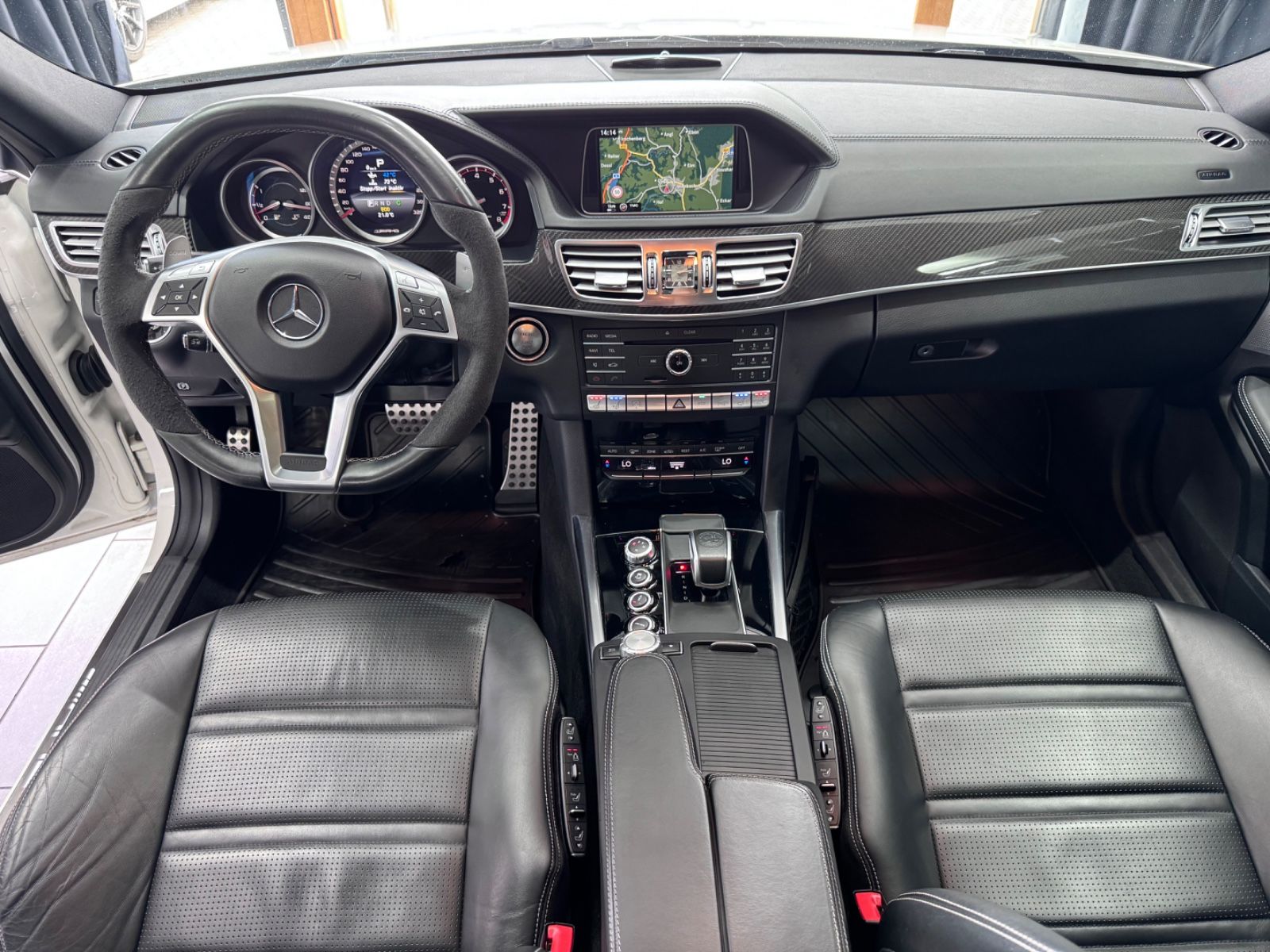 Fahrzeugabbildung Mercedes-Benz E 63 AMG S 4Matic*KERAMIK*B/O*MASSAGE*PANO*VOLL