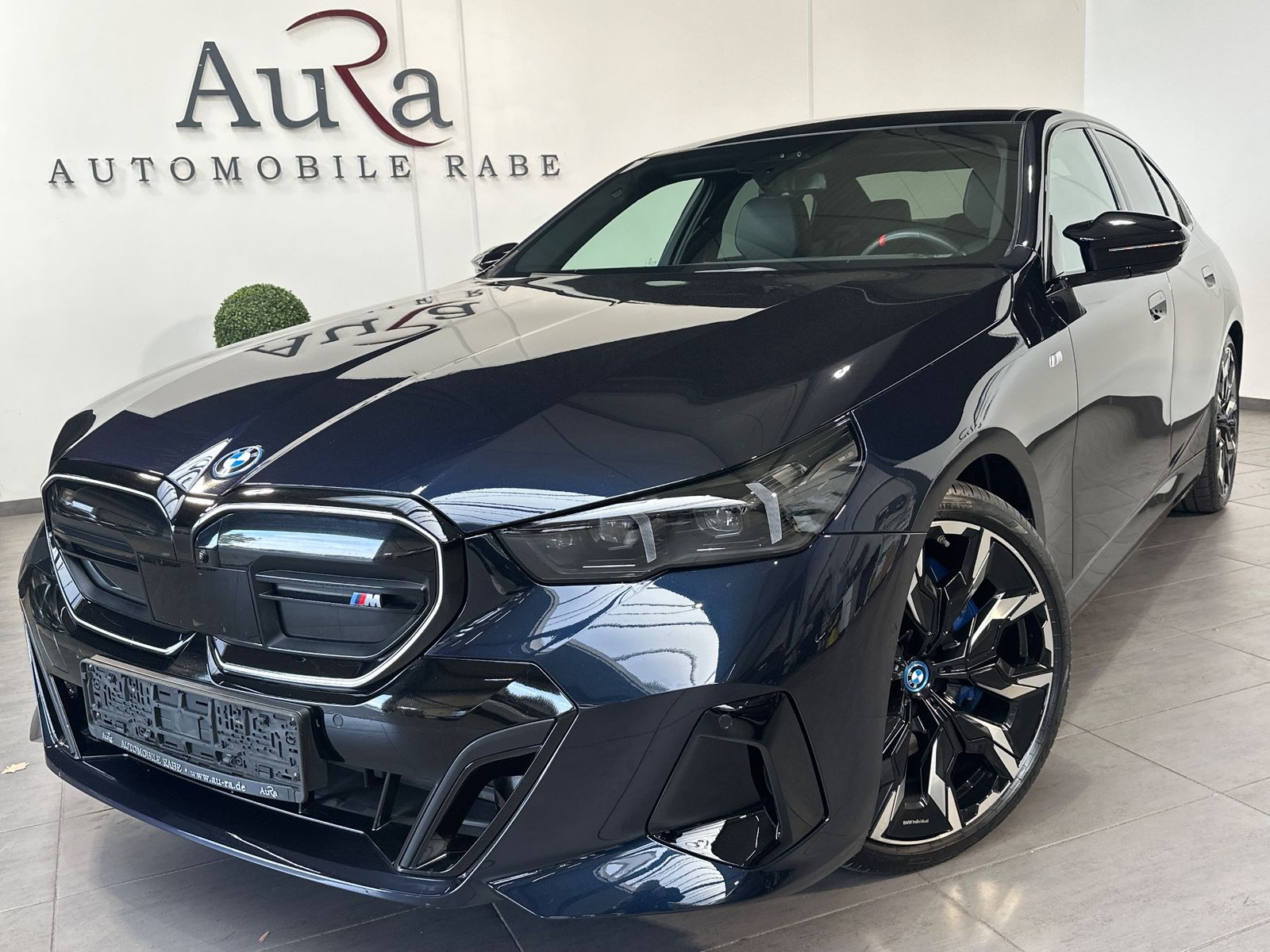 Fahrzeugabbildung BMW i5 M60 xDrive NAV+LED+PANO+AHK+21ZO+360°+DAP+B&W