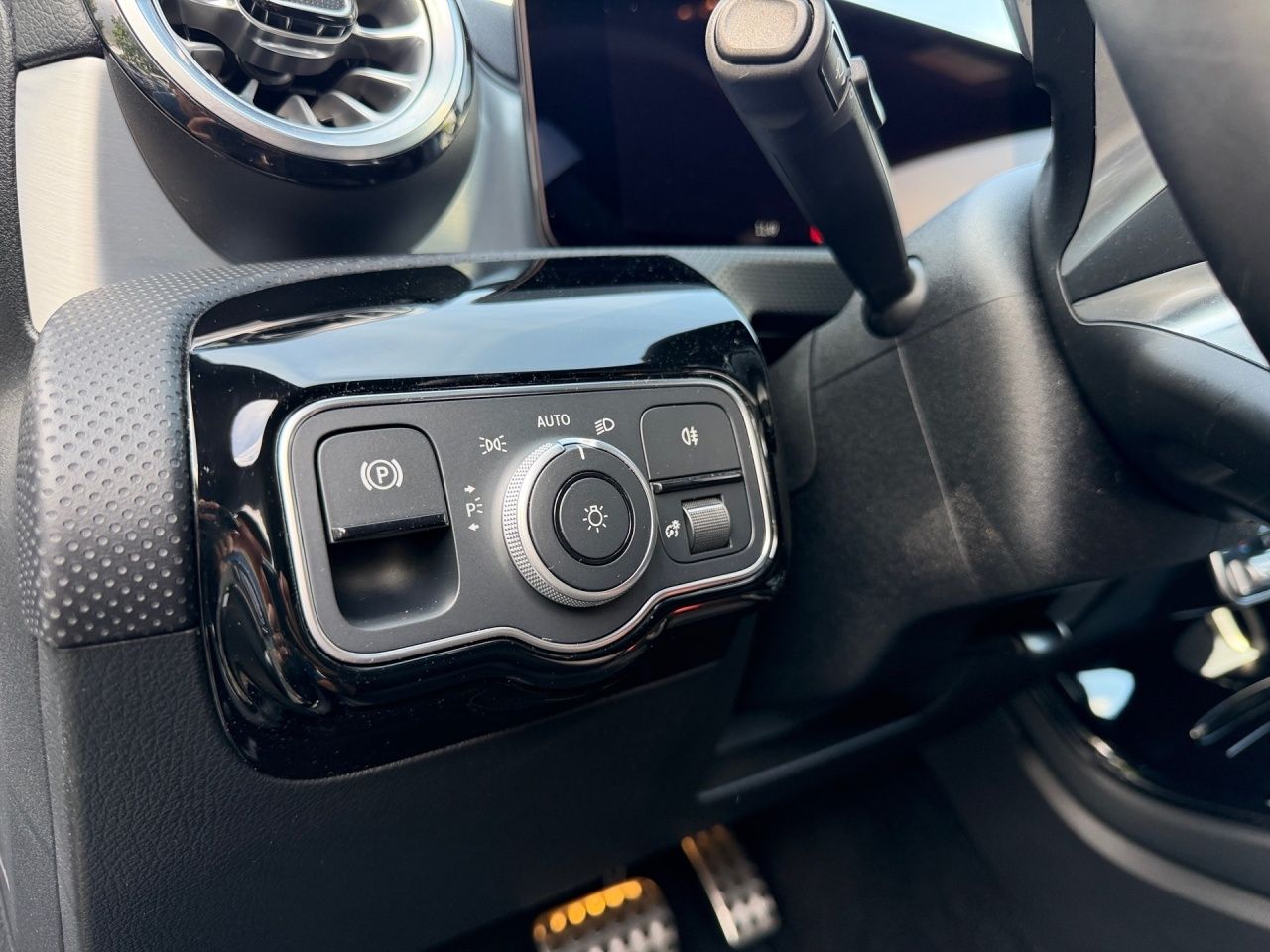 Fahrzeugabbildung Mercedes-Benz CLA 200 SB AMG AHK Night Multibeam KeylessGo