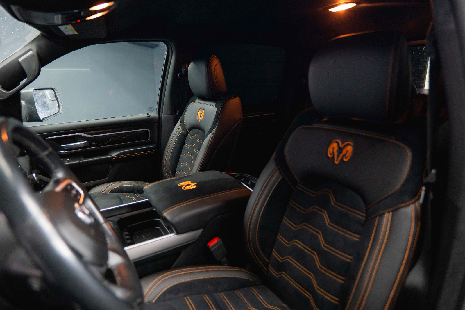 Fahrzeugabbildung Dodge RAM 5.7 V8 HEMI 4x4 OFFROAD Night-Paket *LED*19%