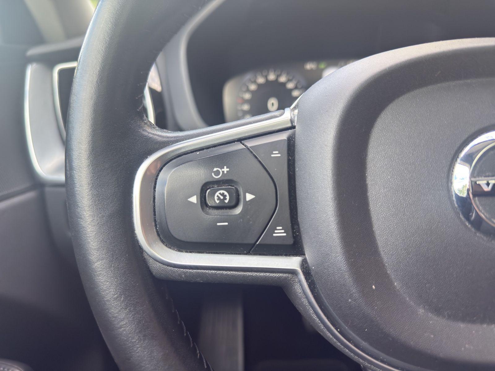 Volvo XC 60 Momentum AWD|1.HAND|SCHECKHEFT|PANO