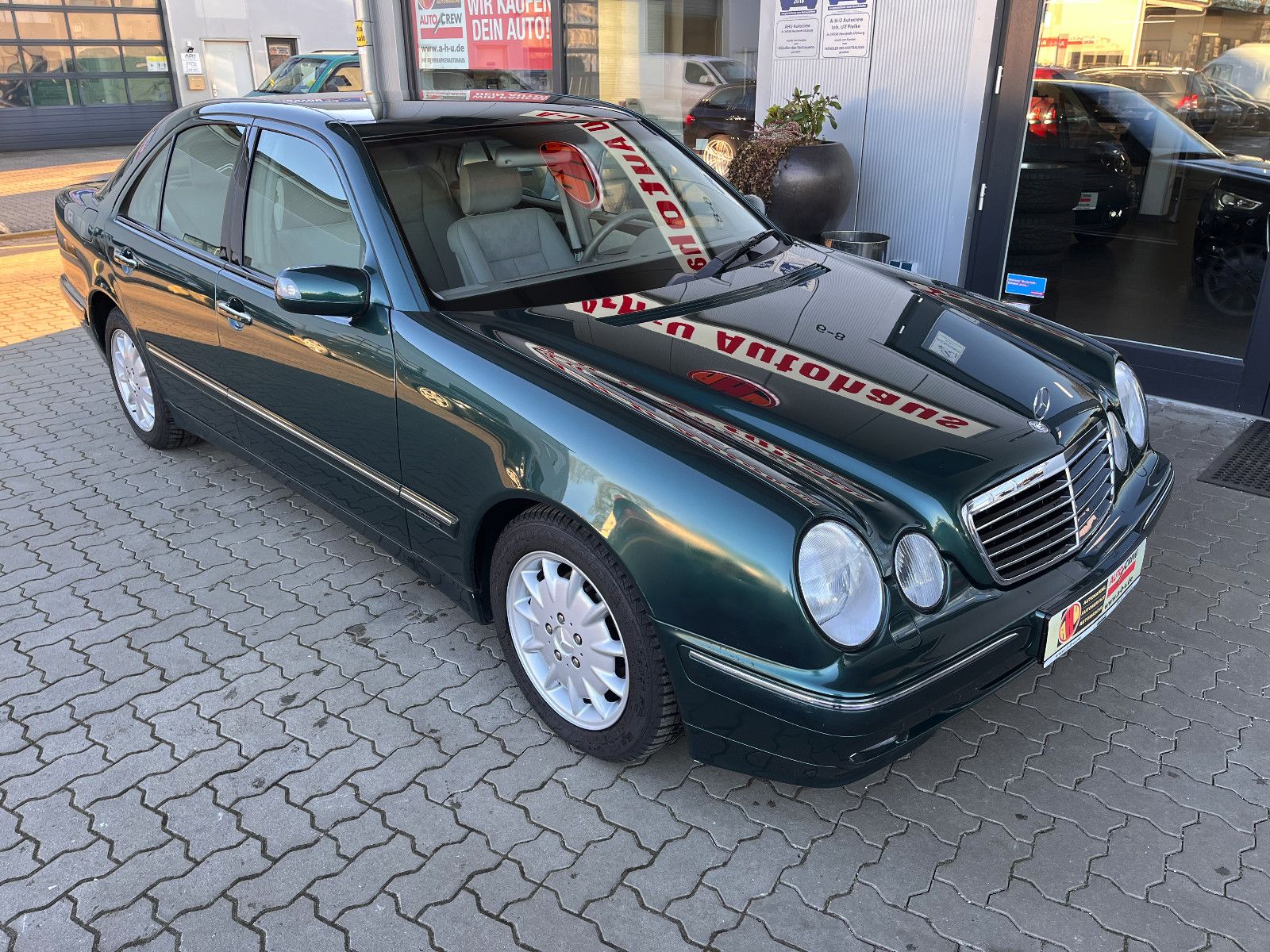 Fahrzeugabbildung Mercedes-Benz E 240 ELEGANCE