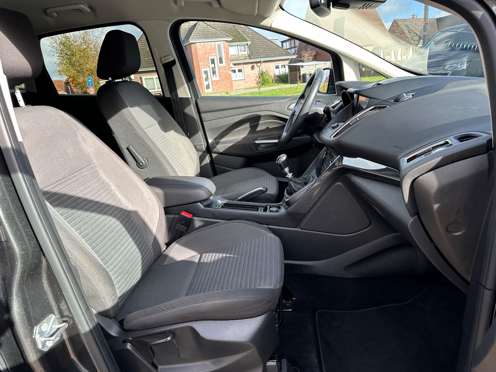 Fahrzeugabbildung Ford C-Max 1.0 EB Titanium Navi/SHZG/ParkPilot/GJR