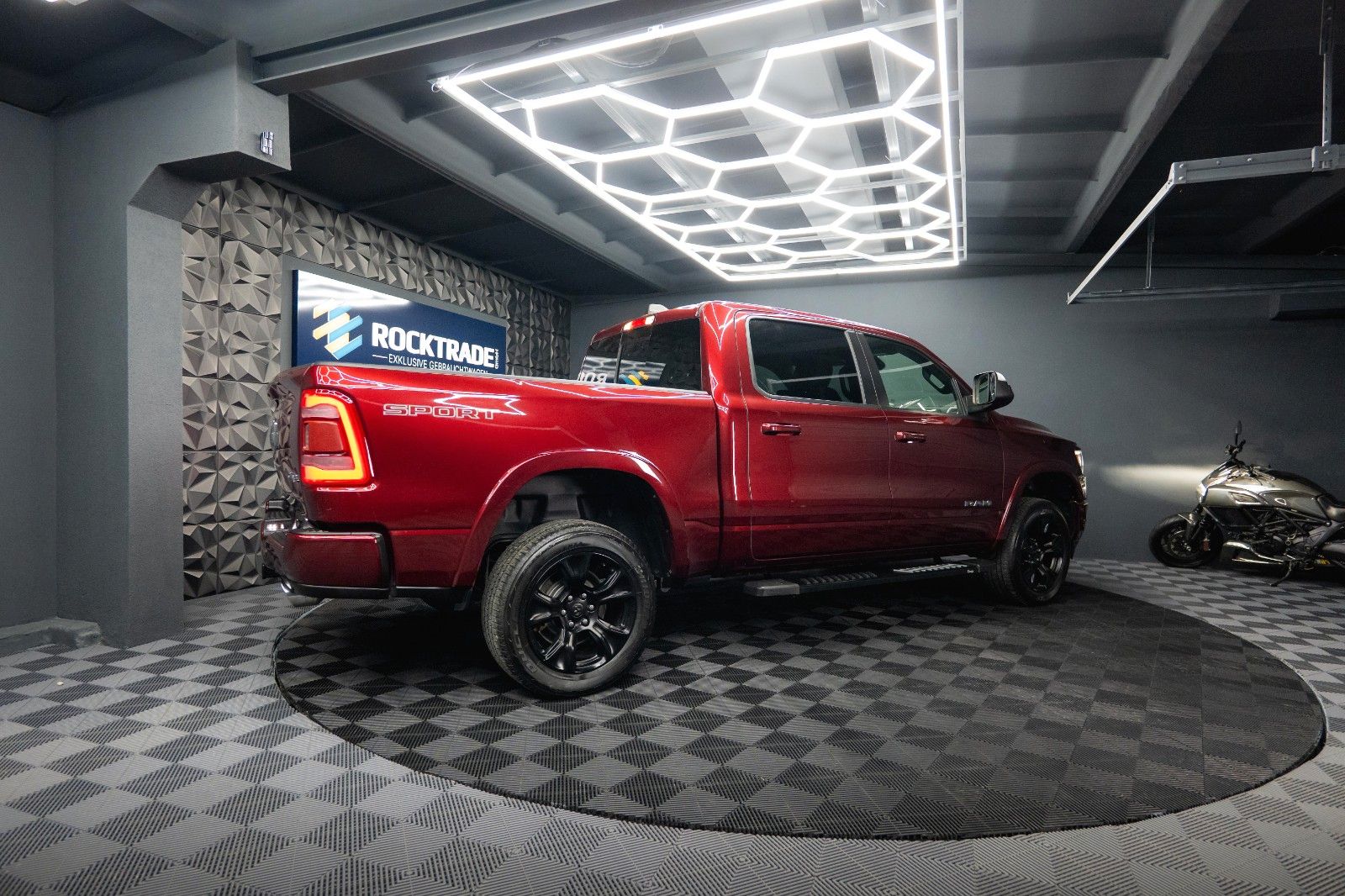 Fahrzeugabbildung Dodge RAM 5.7 V8 HEMI 4x4 NIGHT-Edition LARAMIE Sport